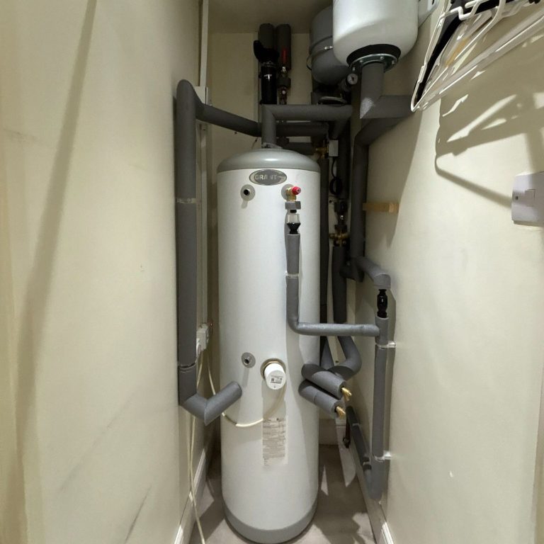 Hot water cylinder